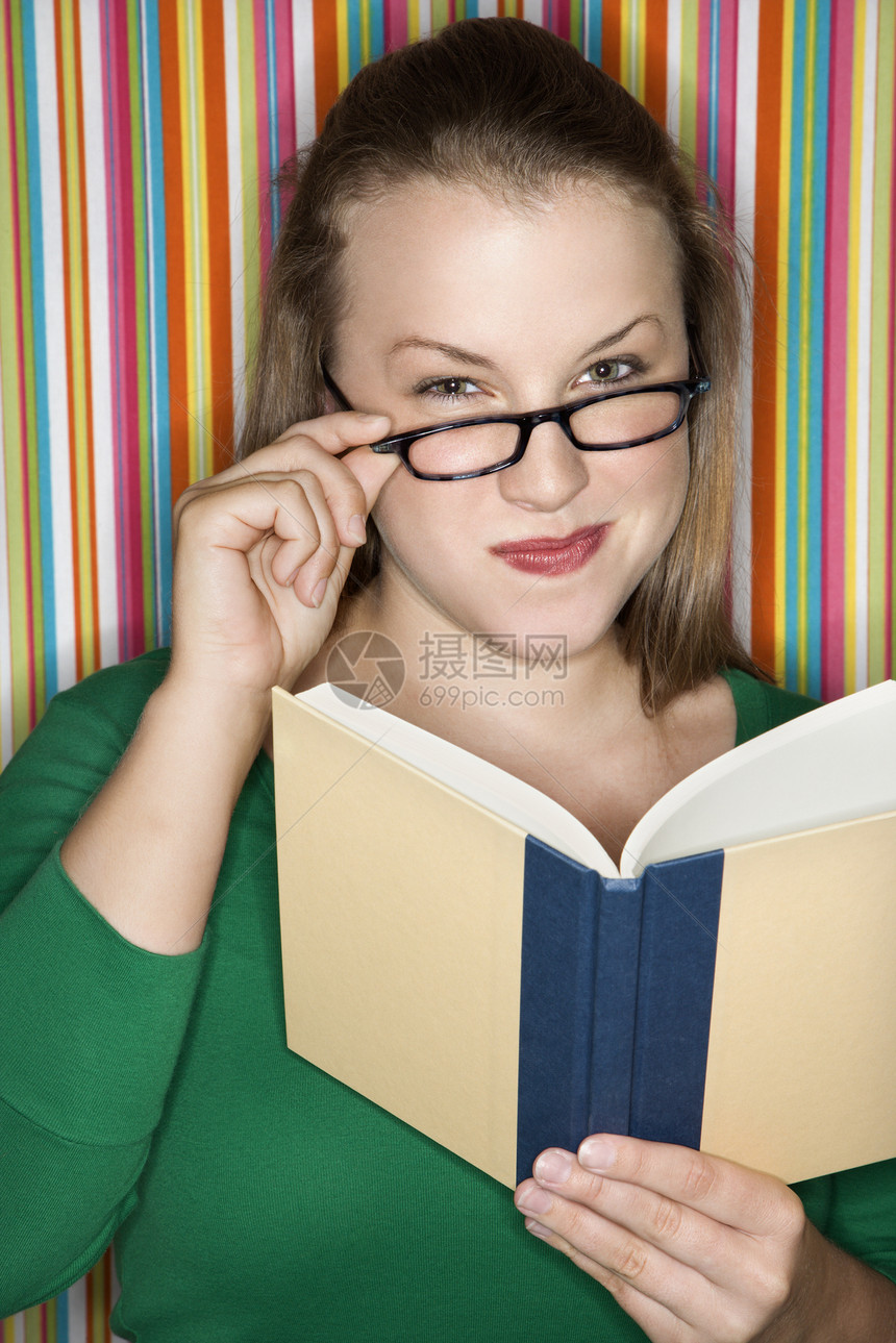 带着眼镜看书的女人图片