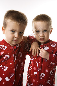 穿睡衣的男双胞胎兄弟背景图片