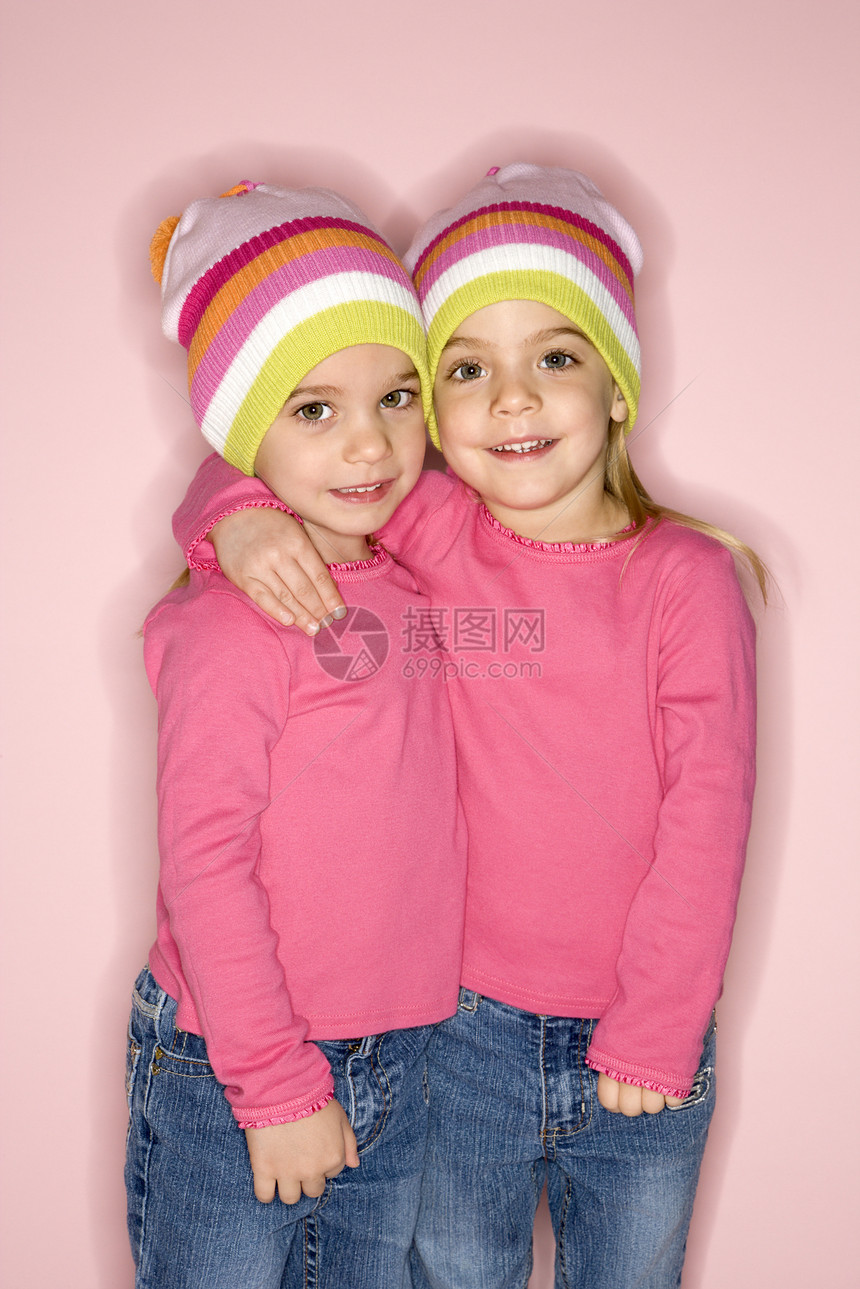 女双胞胎子女站在一起图片