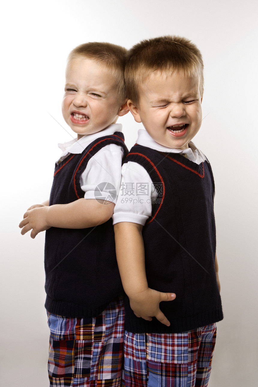 双胞胎男孩兄弟在哭泣图片