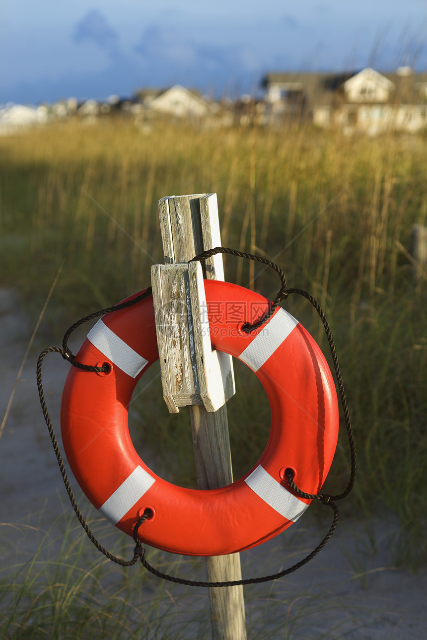 生命保护者挂在柱子上海岸海滩旅行救生圈装置支撑安全漂浮沙滩救援图片