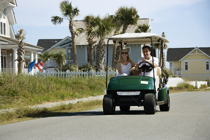 几辆高尔夫车两个人闲暇中年人照片男性旅行假期中年娱乐夫妻图片