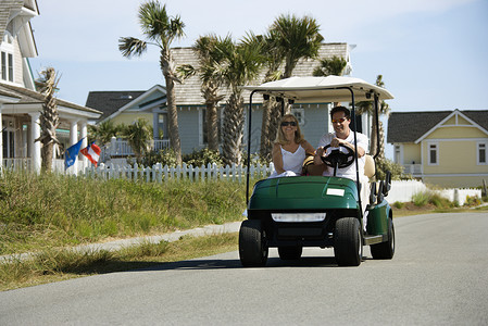 几辆高尔夫车两个人闲暇中年人照片男性旅行假期中年娱乐夫妻背景图片