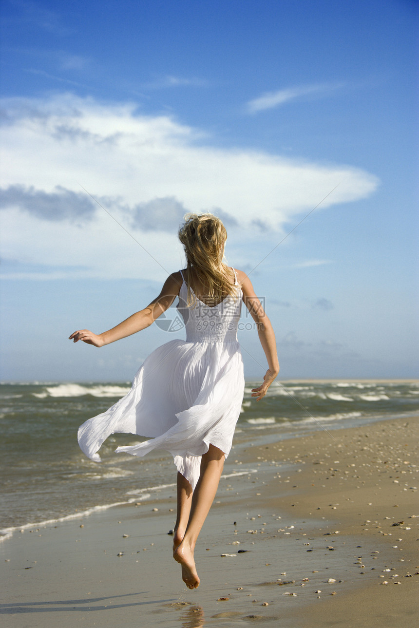 女孩跑下海滩图片