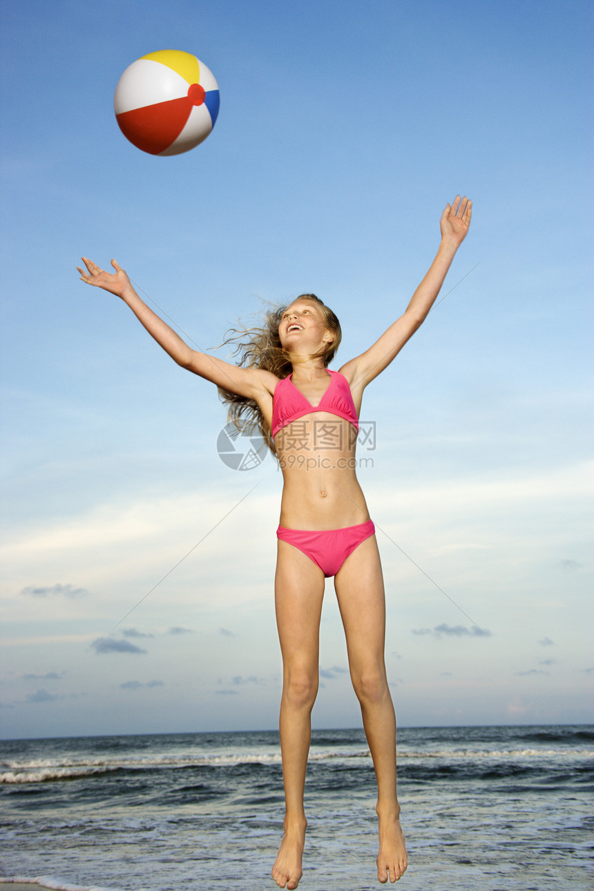 女孩玩沙滩球图片