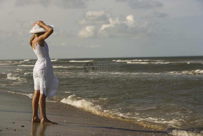 海滩上的女孩帽子女性闲暇假期娱乐海洋照片海岸旅行支撑图片