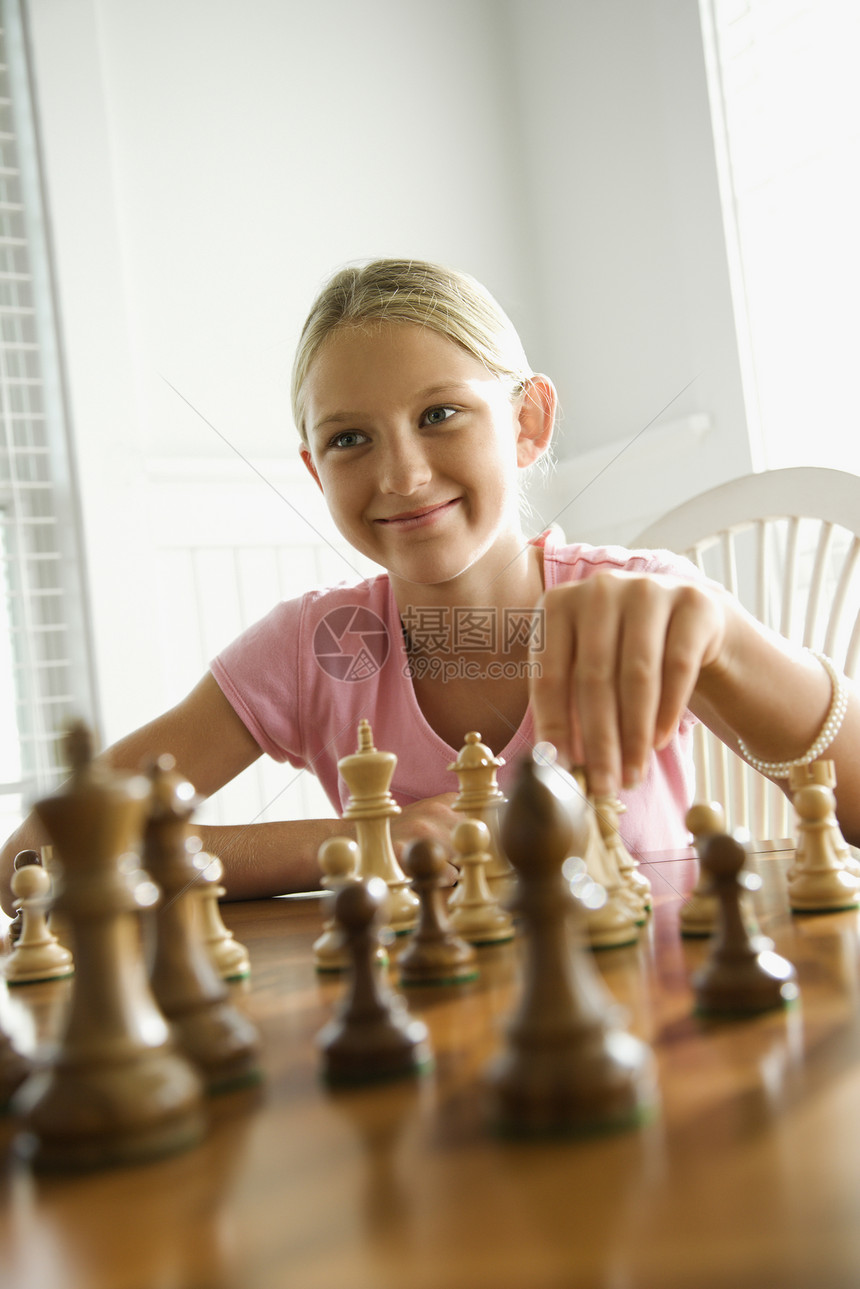 女孩在下棋图片