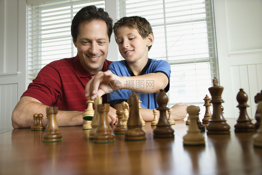 爸爸教儿子下象棋棋盘中年照片游戏娱乐父母两个人孩子男孩战略图片