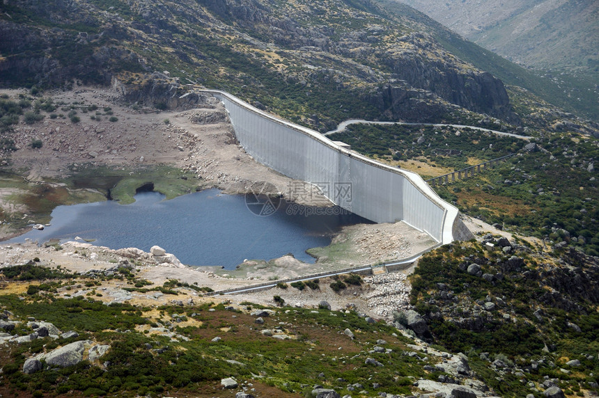位于山区的水电流域和水力大坝图片