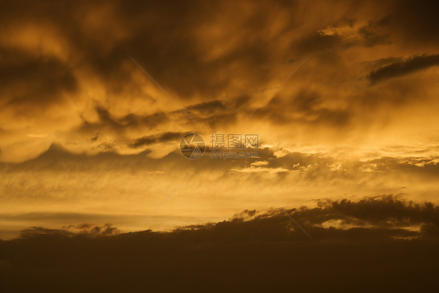 金色的日落天空和云彩照片海洋风暴黄色旅游天空风景日落图片