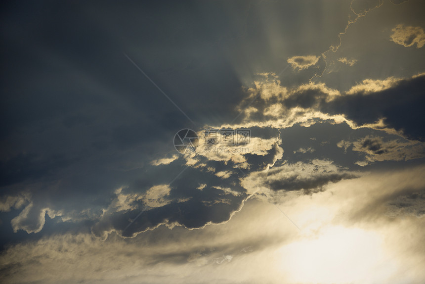 阳光在云中闪耀水平照片射线天空图片