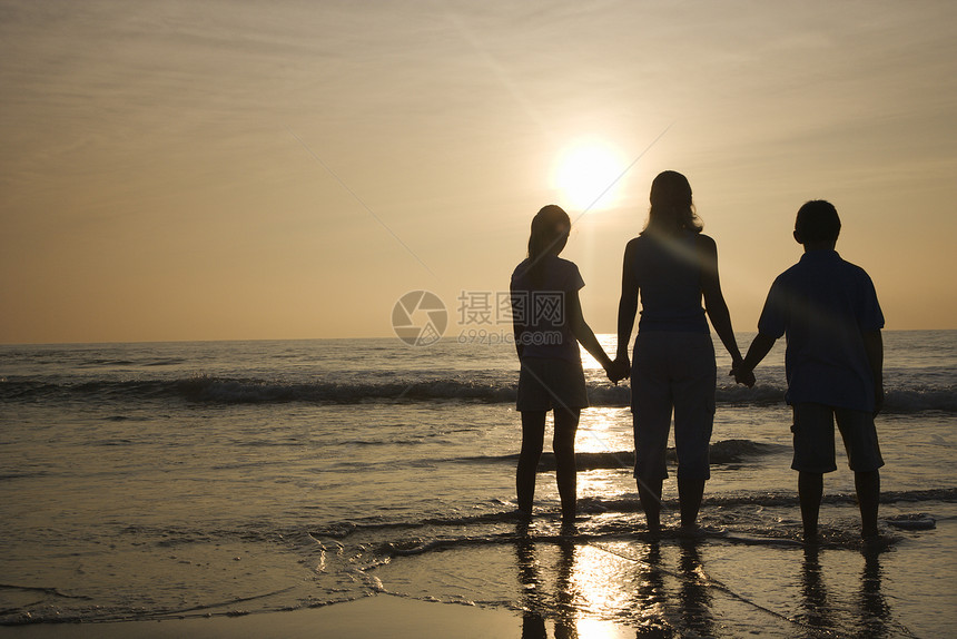 妈妈和孩子在海滩上假期母亲海岸闲暇照片风景女性海洋旅行日落图片