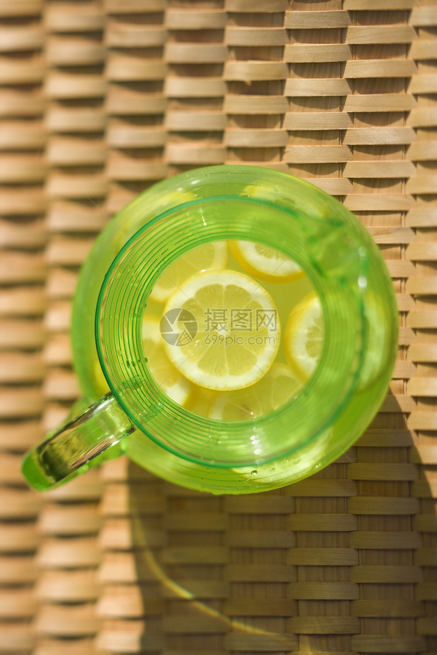 柠檬水的提炼者鸟瞰图静物塑料饮料柠檬照片投手篮子野餐图片
