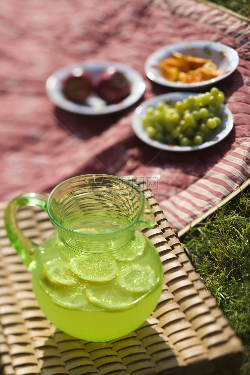 柠檬水的提炼者焦点篮子食物塑料柠檬照片饮料野餐静物选择性图片