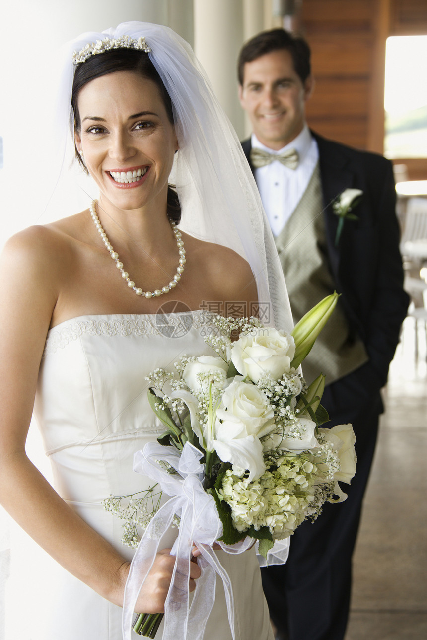 新娘和新郎的肖像照片两个人微笑婚姻婚纱花束女性夫妻男子婚礼图片