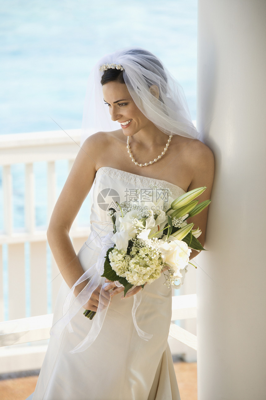 新娘的肖像婚姻中年婚礼海滩照片海岸支撑女性婚纱花束图片