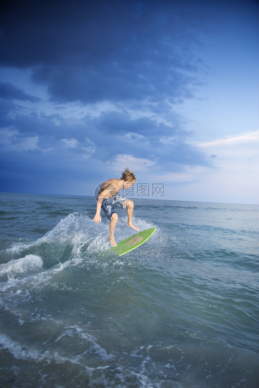 男孩骑滑板支撑青少年冲浪滑水板假期海岸闲暇旅行男生照片图片