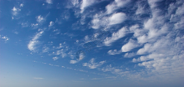 美丽的蓝色天空气氛艺术季节背景图片