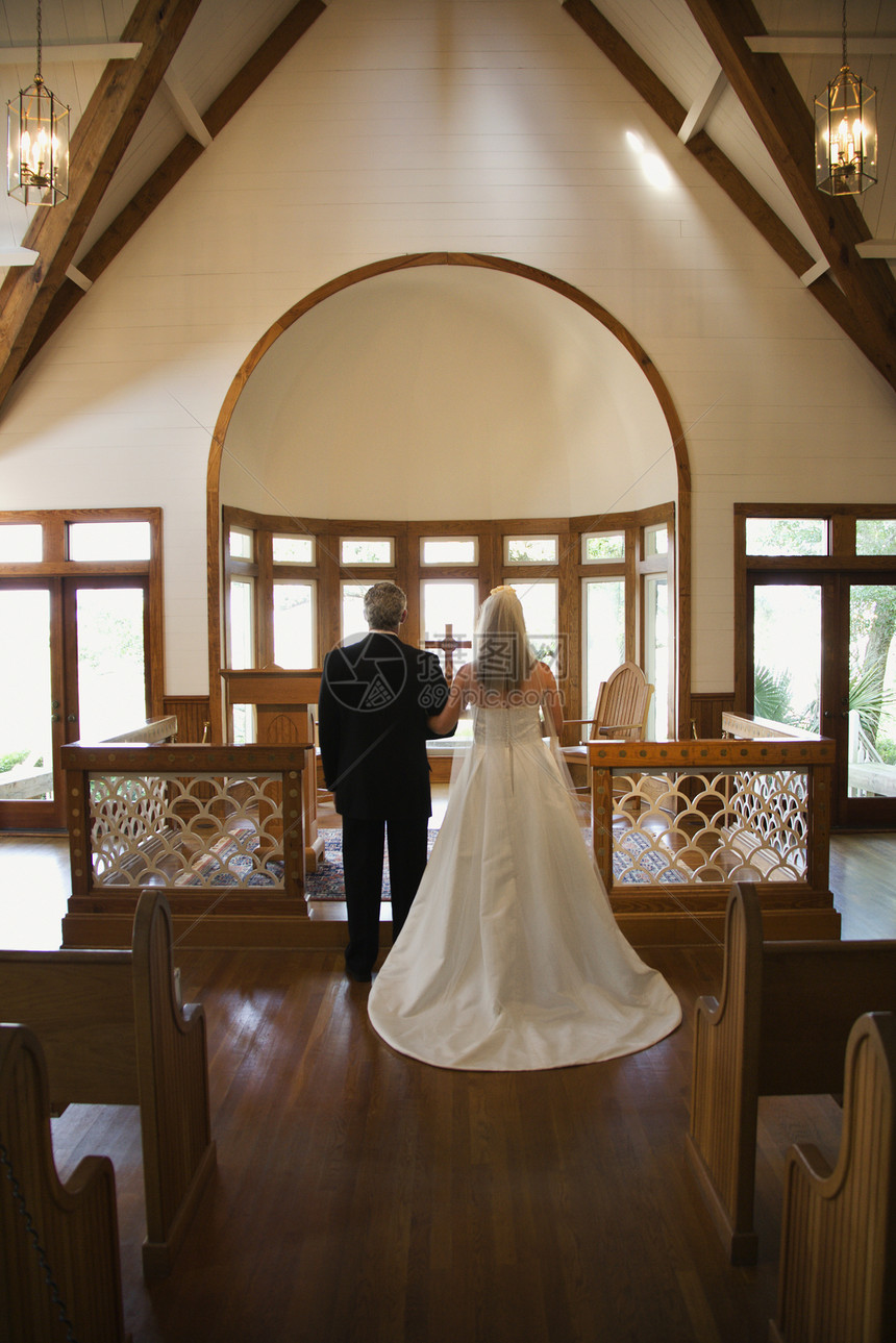 新娘和新郎成人庆典男人仪式夫妻丈夫教会婚姻妻子婚礼图片