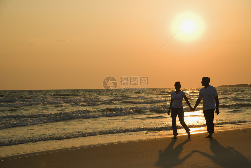夫妇握手海岸支撑妻子男性海浪浪漫海滩两个人男人丈夫图片