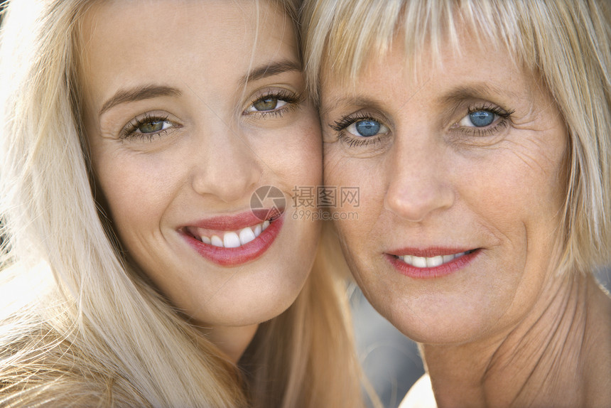 母亲和女儿微笑女士成人家庭照片眼神白色爆头中年两个人女性图片