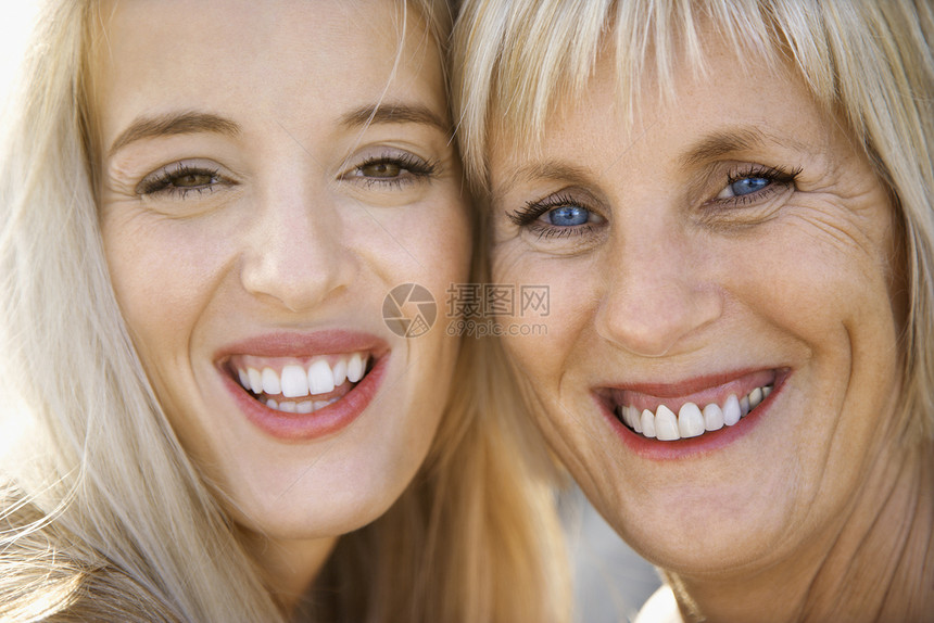 母亲和女儿微笑爆头女性家庭金发两个人女士妇女成人中年水平图片