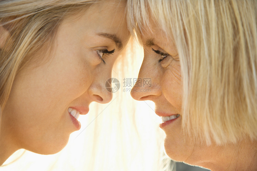 妈妈和女儿肖像两个人金发中年女士成人女性白色照片妇女水平图片