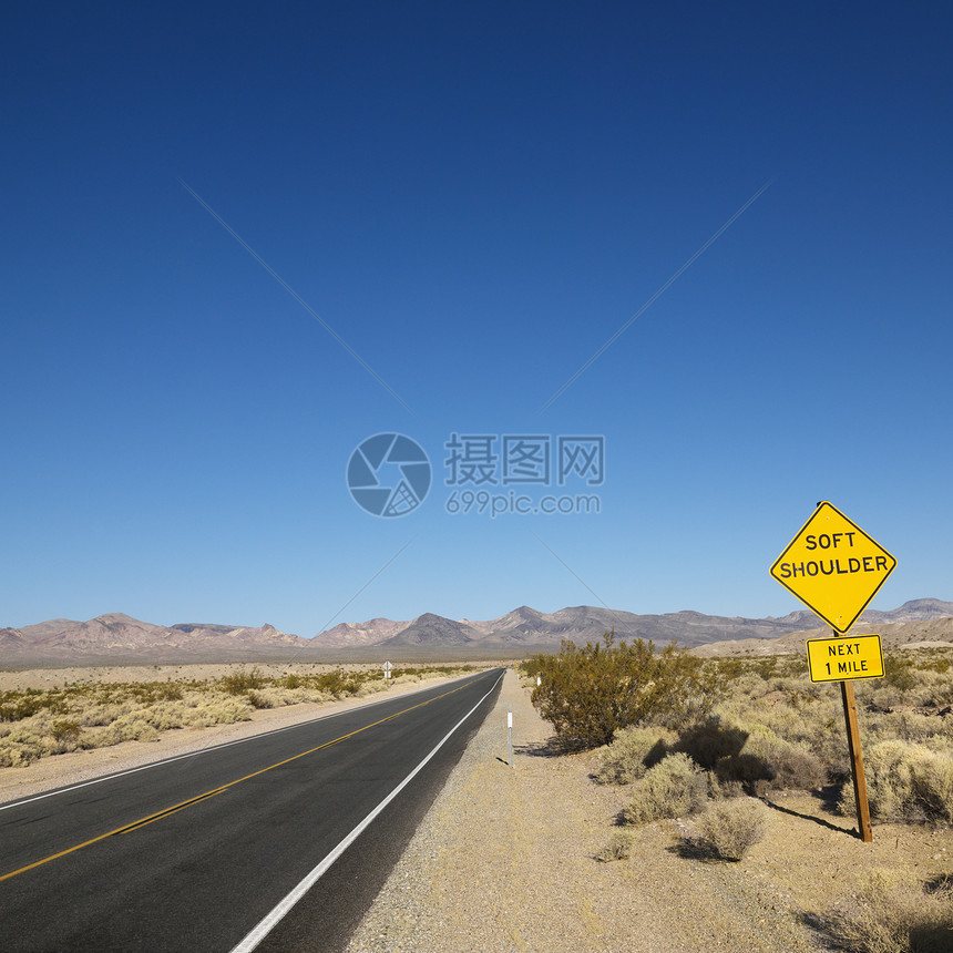 沙漠中的道路运输照片正方形路标旅行路段风景图片