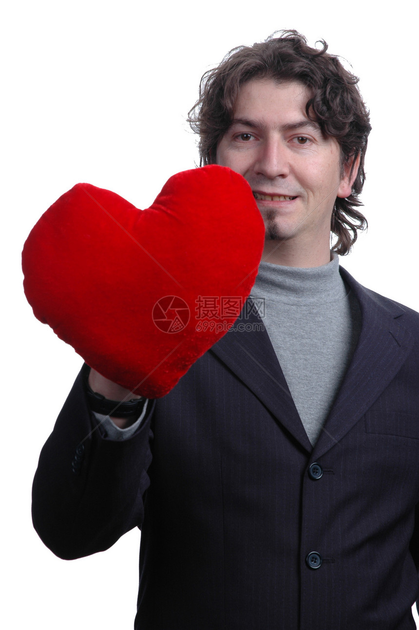男人手里握着红心 在白色背景上图片
