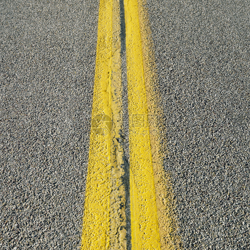 双黄线在路上图片