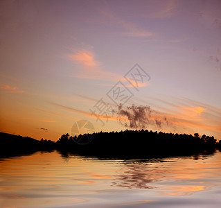 Mounatin 环影和水中的反射高清图片