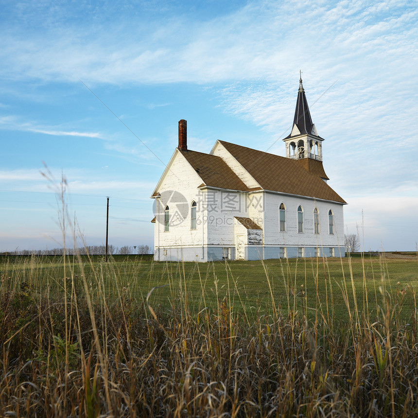 农村教堂在野外风景钟楼教会宗教照片崇拜乡村木壁板场地建筑图片