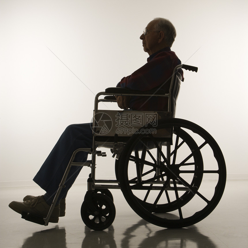 坐在轮椅上的男人正方形照片老年人成年人男性老年图片