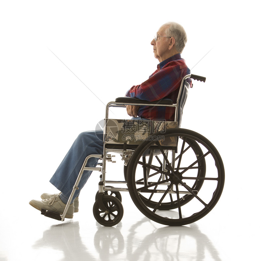 坐在轮椅上的老年男子衬衫格子照片成年人男人男性正方形老年人图片