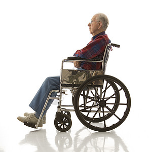 坐在轮椅上的老年男子衬衫格子照片成年人男人男性正方形老年人背景图片