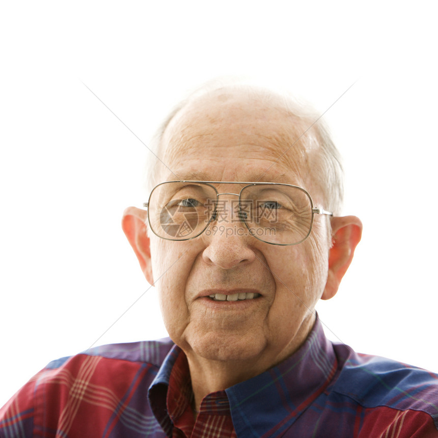 老人的肖像老年眼神微笑男性老年人照片格子眼镜观众衬衫图片