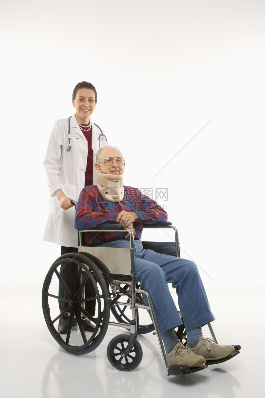 坐在轮椅上的男人女性脖子医疗两个人颈托病人照片医生成年人男性图片