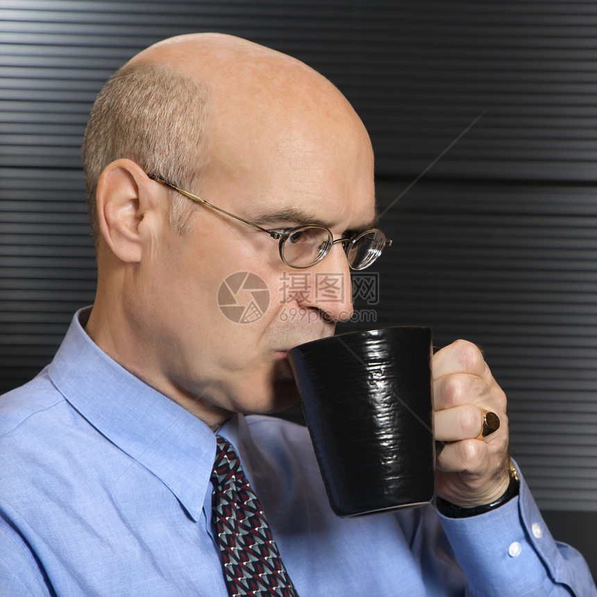 商务人士喝咖啡时间商务男性人士中年眼镜职业照片咖啡时光图片