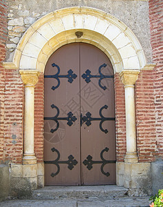 教堂门入口砖块铁楼梯高清图片