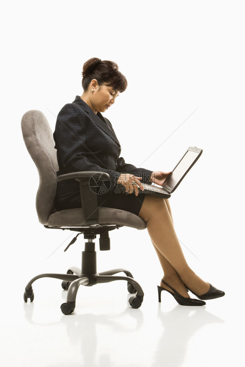 有笔记本电脑的女商务人士职业女士妇女办公椅工作照片商业中年生意人亚裔图片