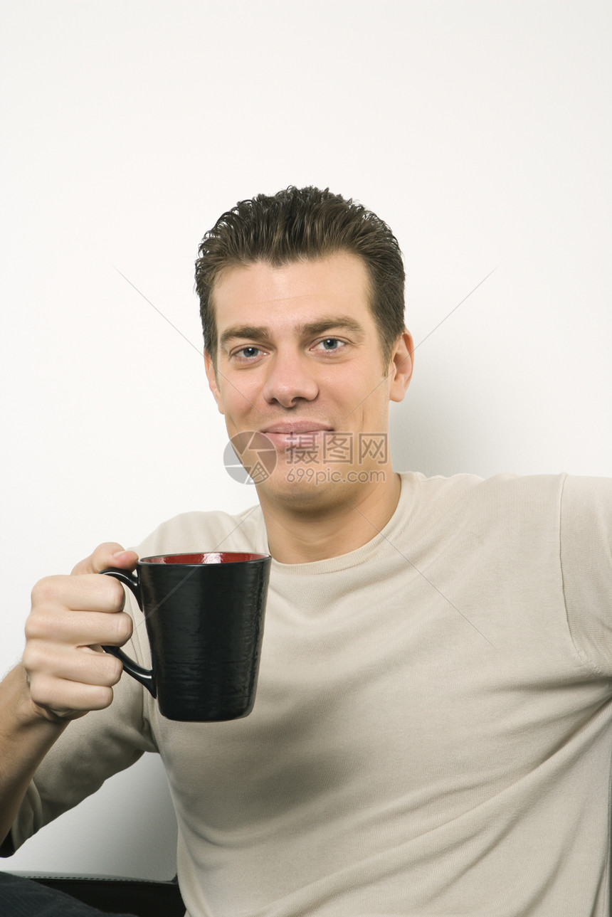 男人喝咖啡杯子男子中年照片咖啡杯咖啡男性微笑闲暇工作室图片