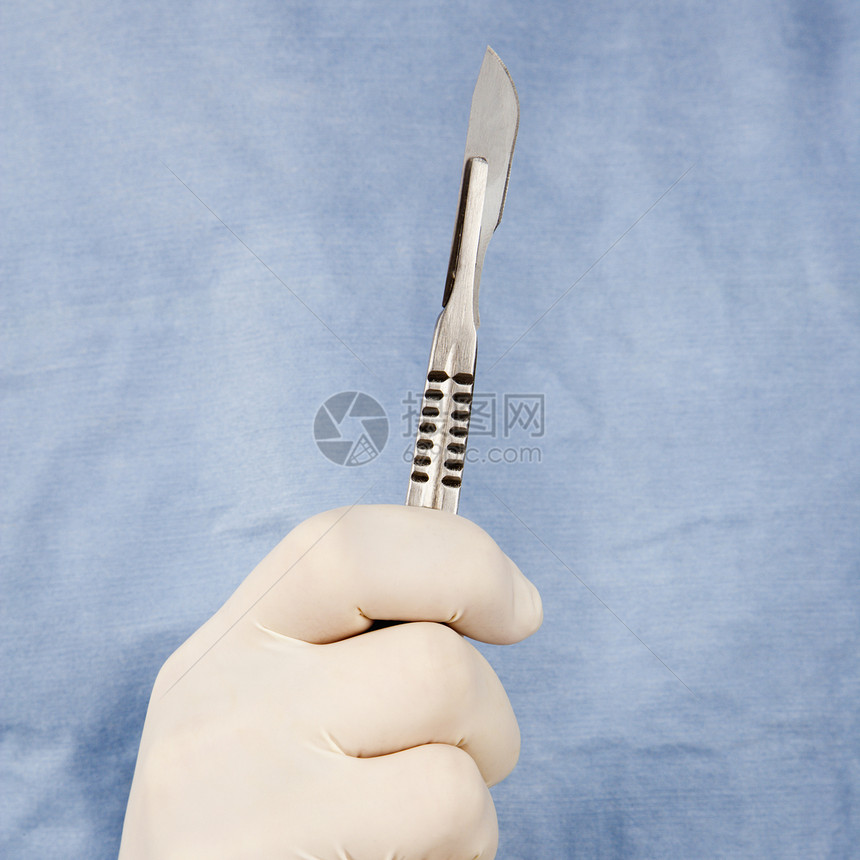 外科医生拿着手术刀乳胶器械手术器材中年医疗器械手套乐器卫生男人图片