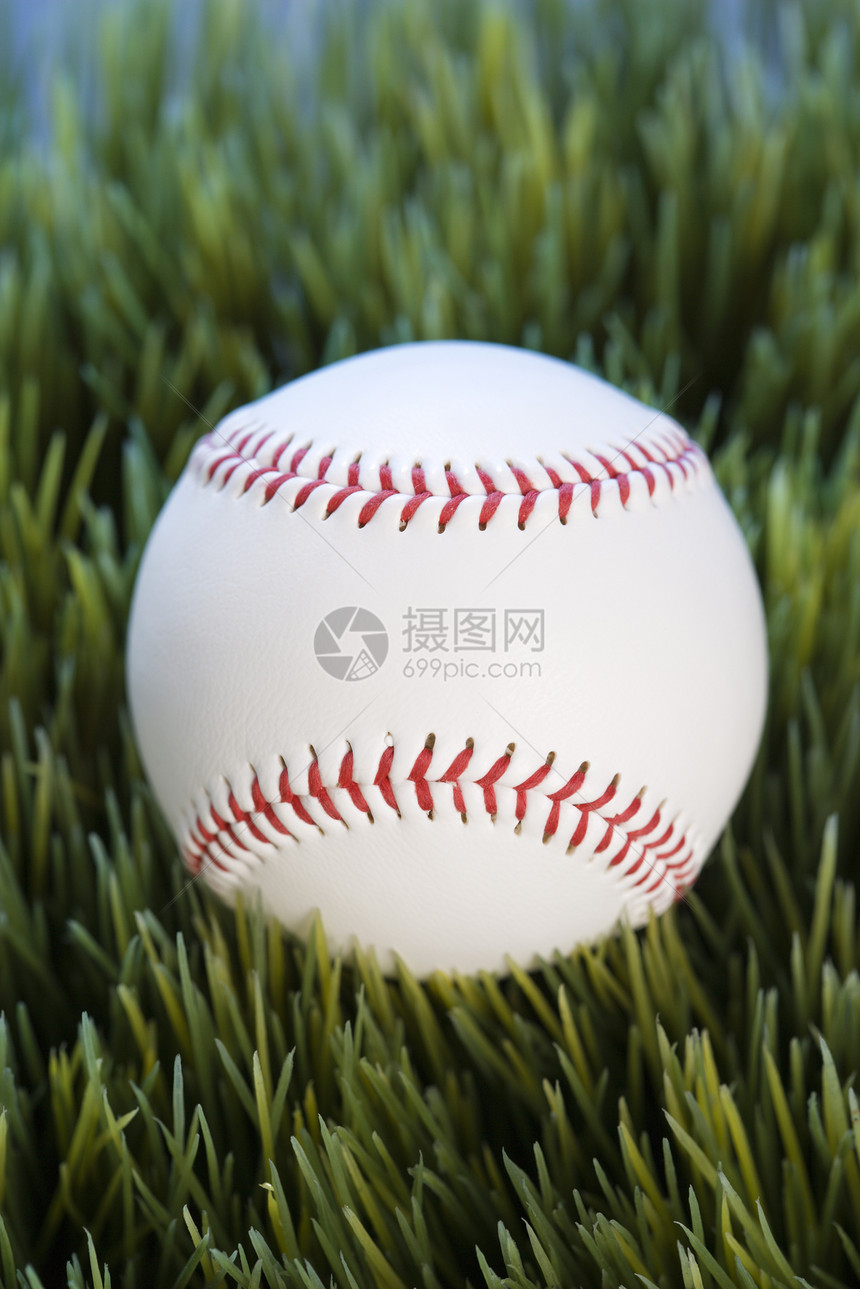 草地上的棒球照片运动闲暇场地静物图片