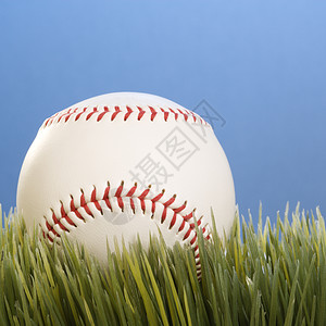 棒球在草地上休息运动静物正方形照片背景图片