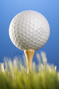 高尔夫球在草地上踢球球座照片运动静物背景图片