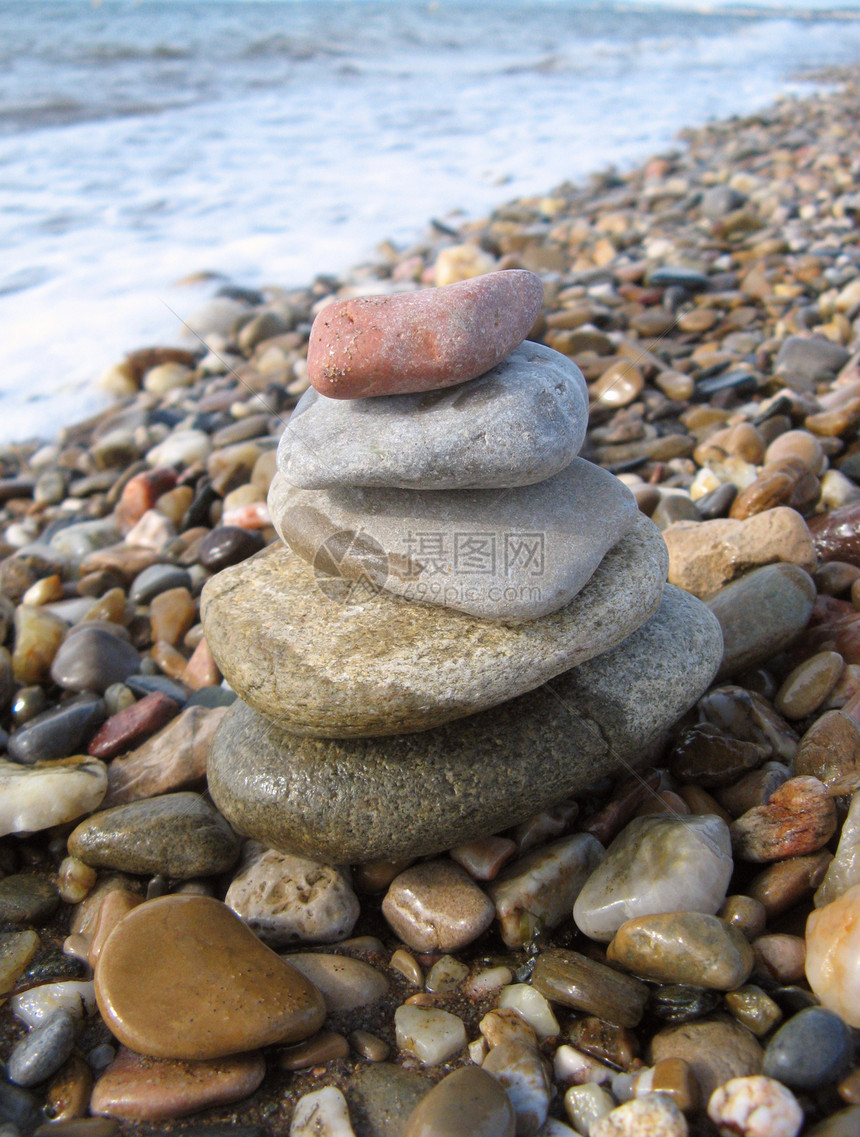 海滨上堆积的石块海滩休息岩石花园支撑艺术冥想福利石头条纹图片