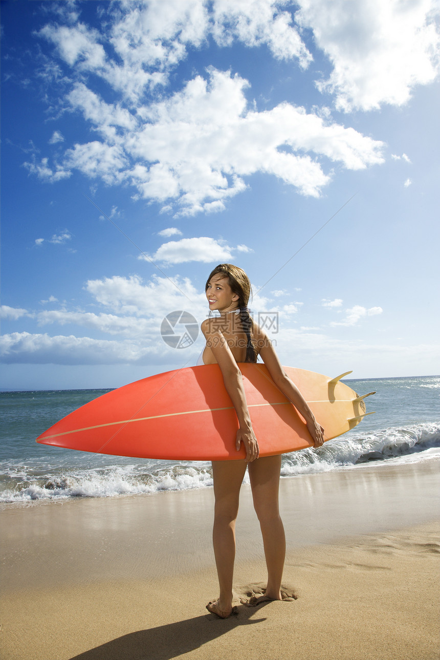 毛伊海滩的女人支撑女子假期女性运动闲暇海岸冲浪板旅行海岸线图片