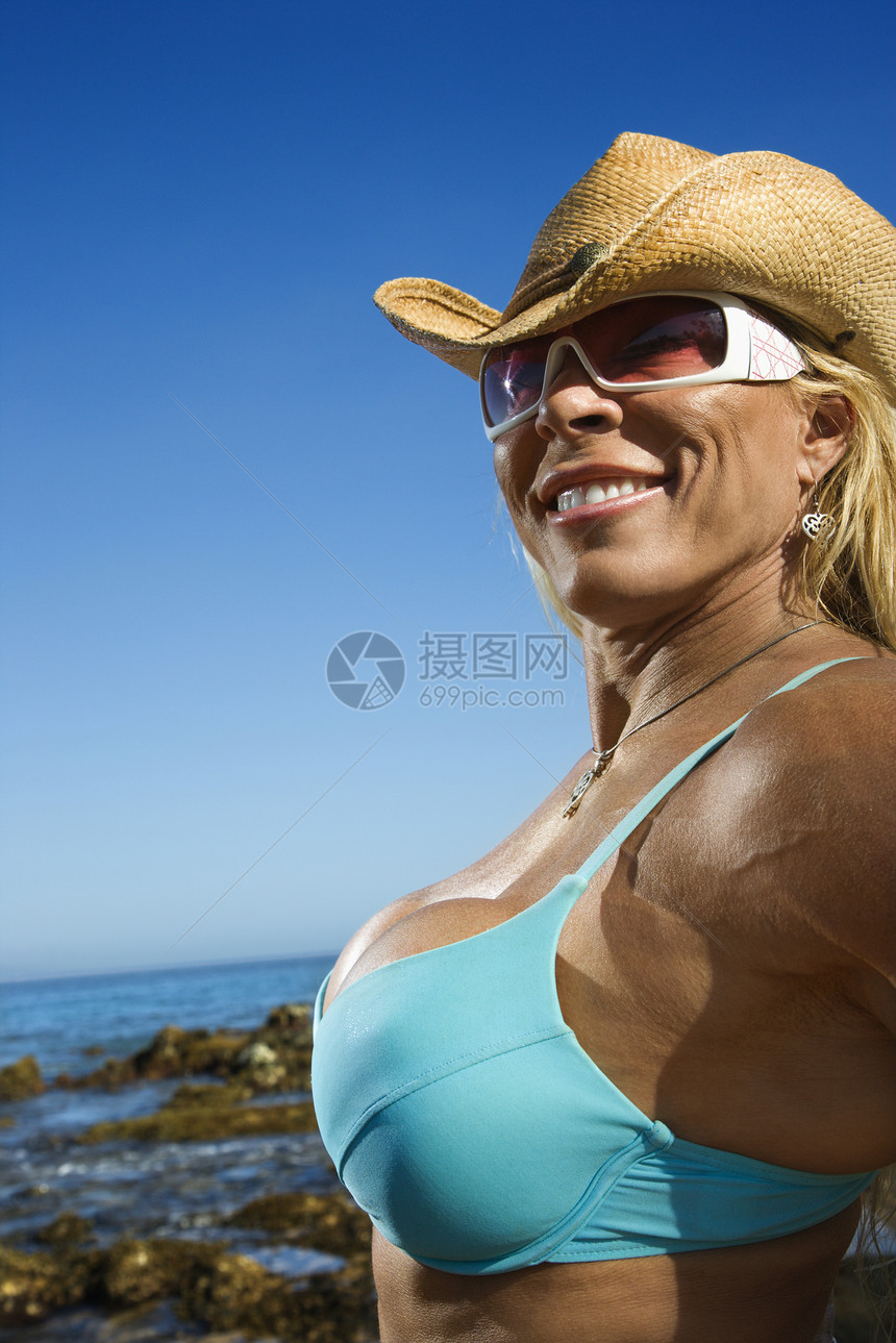 女健美师旅行中年人眼镜肌肉泳装中年微笑金发闲暇女性图片