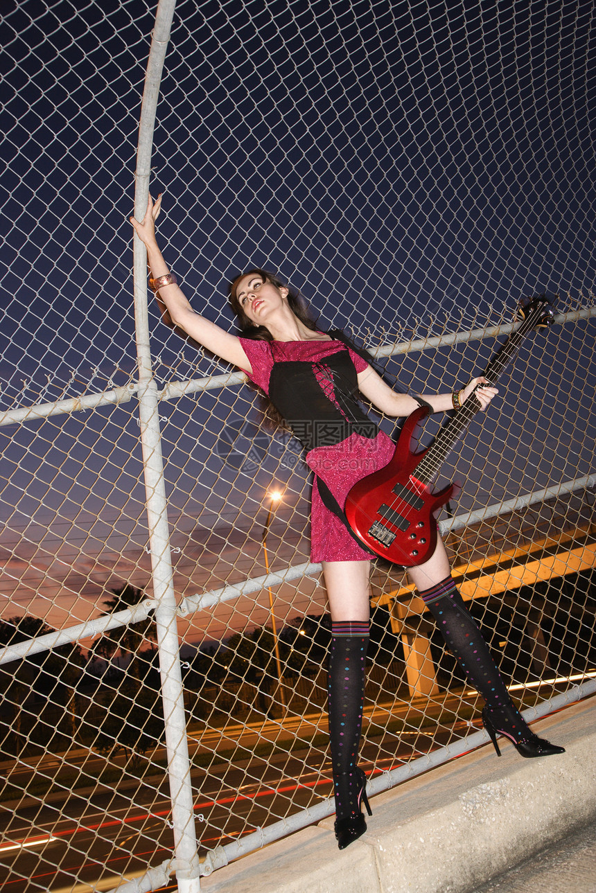配吉他的女人电吉他娱乐步道天空女士乐器音乐人行道音乐家夜生活图片