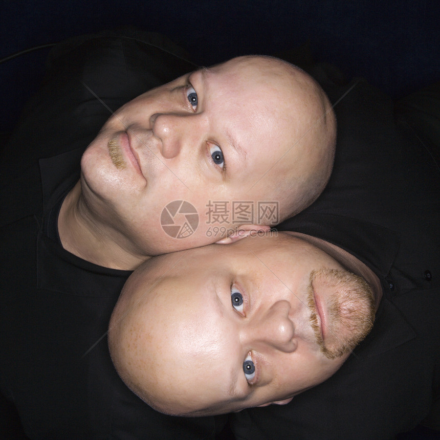 双头秃顶男人关系秃头概念高角度双胞胎山羊眼神兄弟胡子观众图片